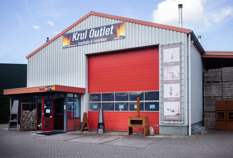 Ruime showroom met kachels en haarden